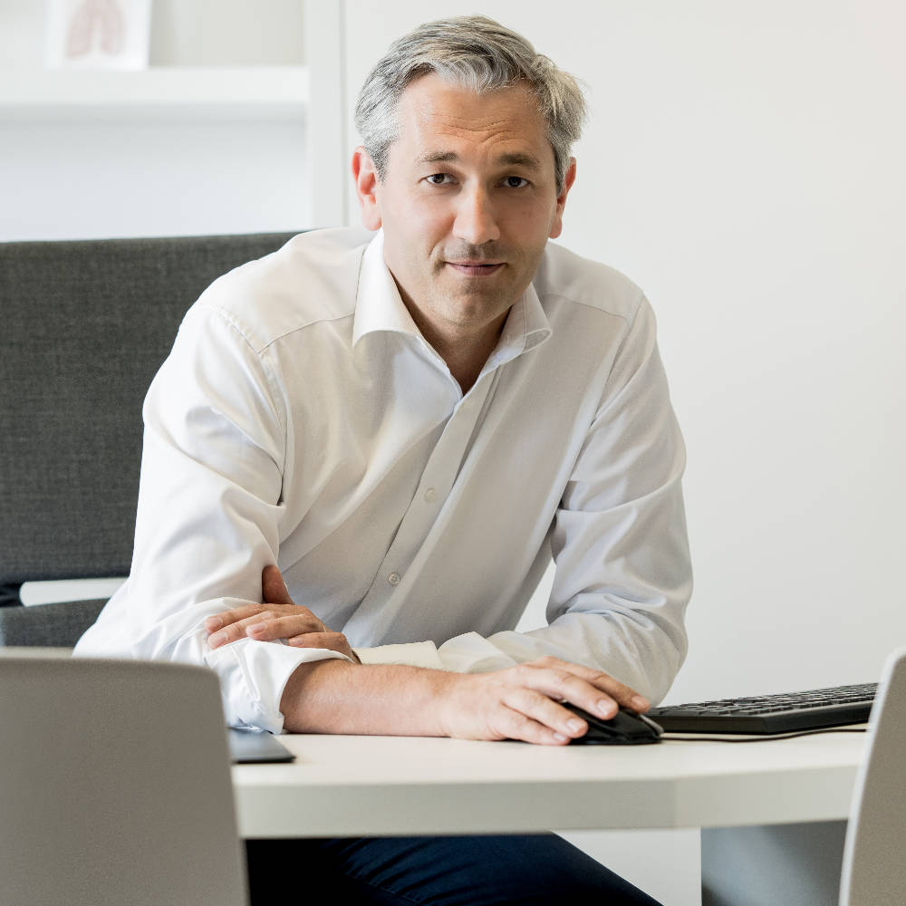 Porträt Georg Schlierf am Schreibtisch, mit Hand auf der Maus